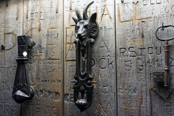 doorknocker 2143839 1920