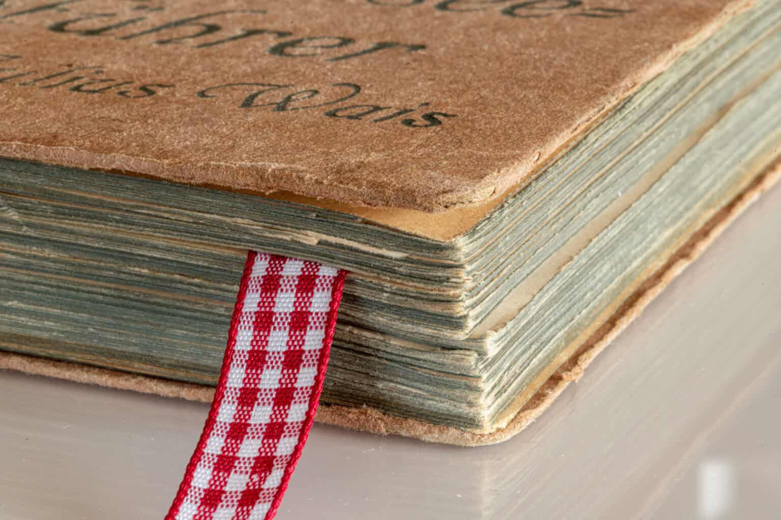 Altes Buch mit Lesezeichen
