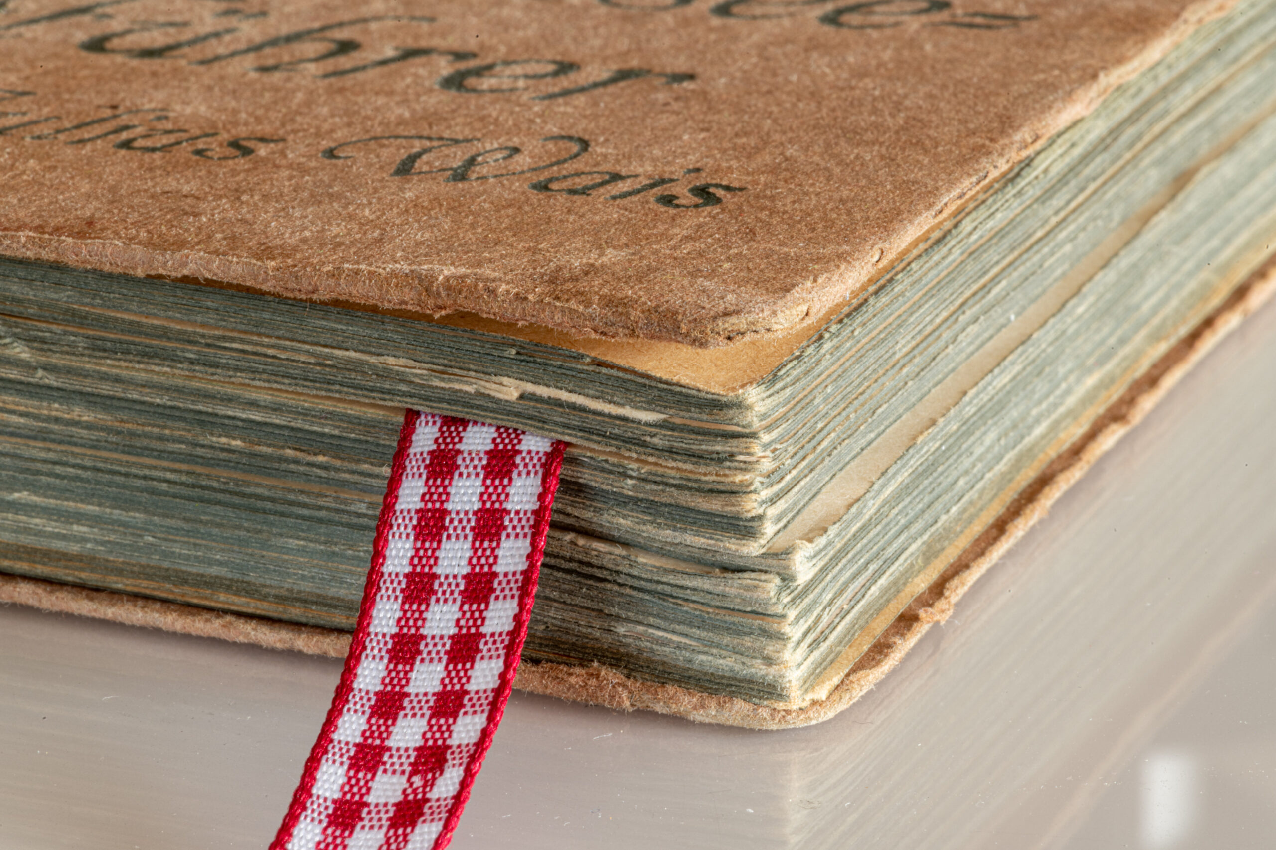 Altes Buch mit Lesezeichen