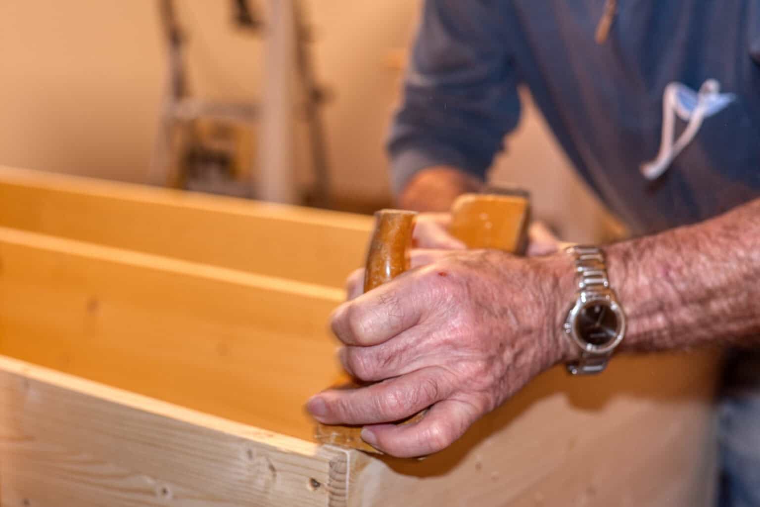 Holz hobeln zum Einpassen