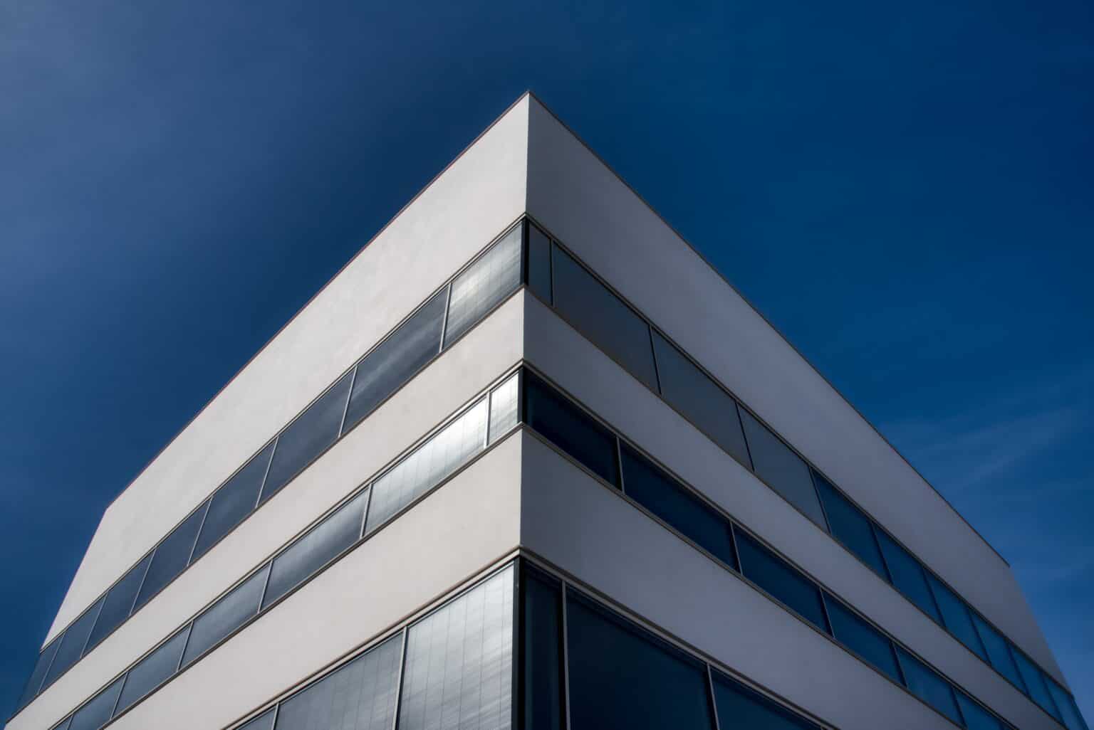 Gebäude gegen blauen Himmel