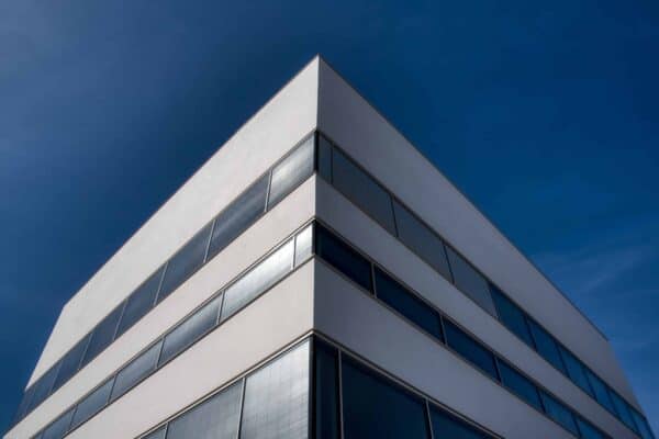 Gebäude gegen blauen Himmel