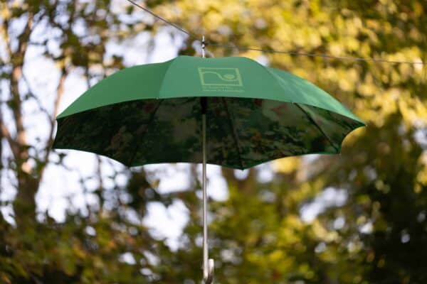 hängender grüner Regenschirm