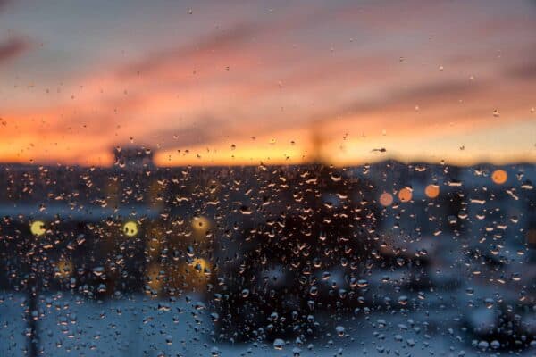 Abendstimmung durch's Fenster bei Regen