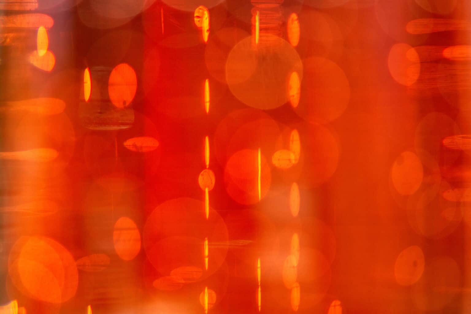 Abstrakter orange-roter Lichtverlauf mit unscharfen Bokeh-Kreisen