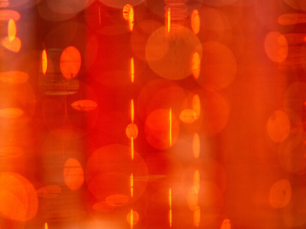 Abstrakter orange-roter Lichtverlauf mit unscharfen Bokeh-Kreisen