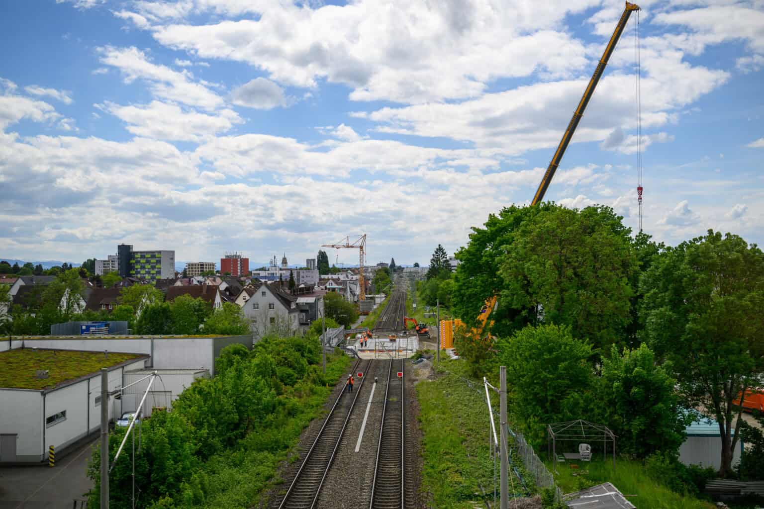 Bahngleise mit Baustelle und Kran